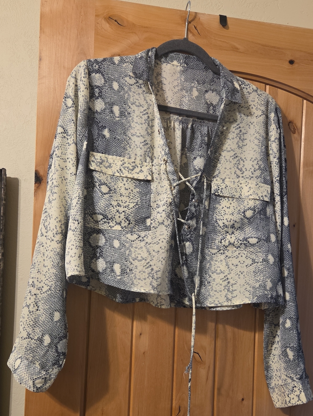 Women’s Lace-Up Snake Print Crop Shirt Jacket - Blue & Cream